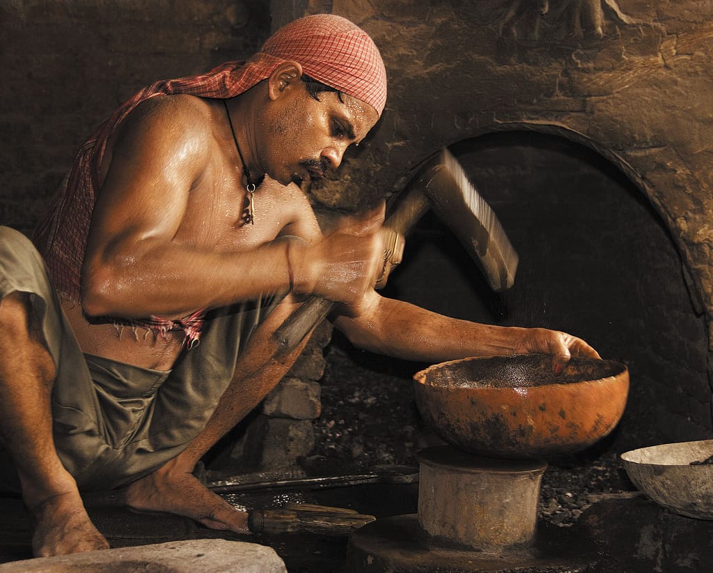 Elaborando un cuenco tibetano artesanal