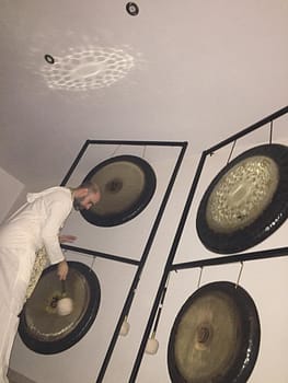 Jhebara Das tocando los gongs durante un Baño