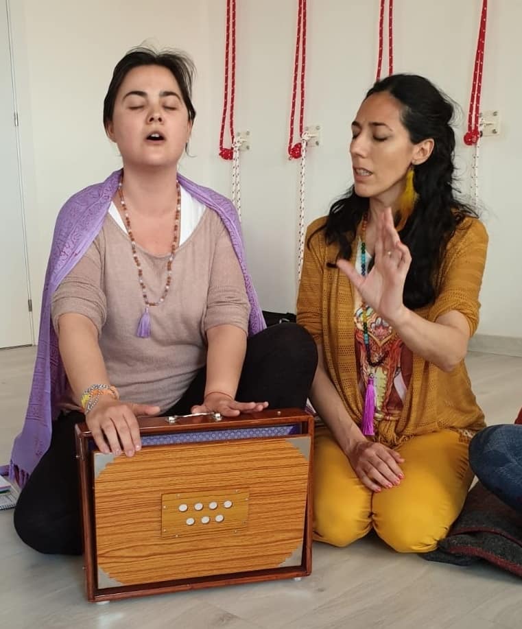 Sara Moguer enseñando a cantar con Shruti Box