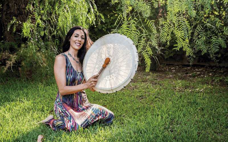 Sara Moguer con tambor chamánico